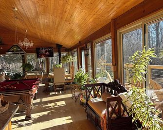Cozy lake-front 1-bedroom cabin in beautiful Sparta with AC/Heating - Sparta