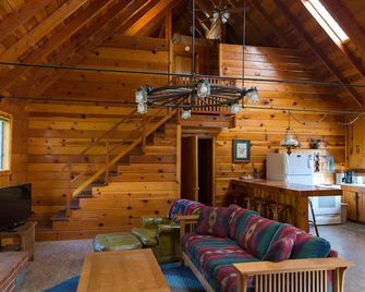 Cozy Knotty Pine Cabin With View of Bass Lake - Bass Lake - Living room