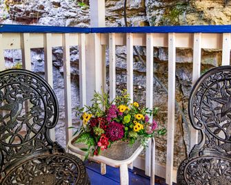Cliff Cottage Inn - Victorian B&B and Boutique Hotel - יורקה ספרינגס - מרפסת