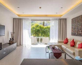 Nai Thon beachfront apartment by Lofty - Sakhu - Living room