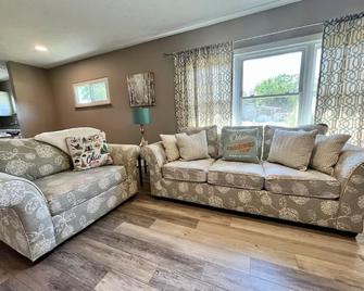Spacious 3 Bedroom Cozy - Bellbrook - Living room