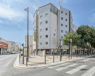 B&B HOTEL Nîmes Centre Arènes - Nimes - Building