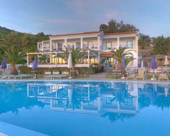 Karras Star Hotel - Évdilos - Piscina