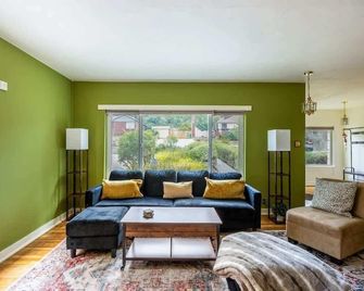 Cozy 2br Home Near Unr With Large Deck & Parking - Reno - Sala de estar