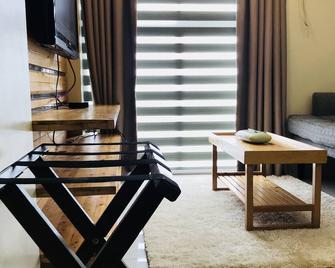 Welcome to the Yellow Board! - Mandaue City - Living room
