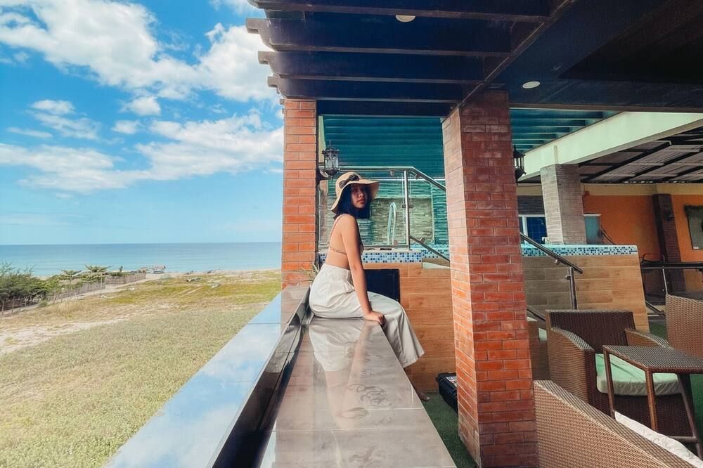 The Palms Resort & Bar - San Narciso