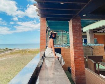 The Palms Resort & Bar - San Narciso