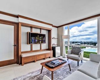 Stunning 2BR 2Bath on 8th floor @Carillon Miami Wellness Resort - ไมอามีบีช - ห้องนั่งเล่น