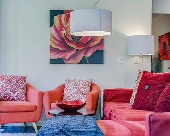 Experience the charm of Sedona Agave House, a cozy 2BR retreat with red rock views. - Sedona - Living room