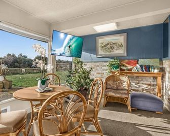 Ground Floor Suite for 6 with Patio - Pool and Hot Tub - Ocean Shores