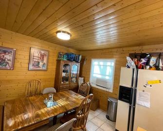Scenic Cabin 35ac Peace&quiet Creek Pets Hiking 35min-Mesaverde, 5min-Sandcanyon - Cortez - Dining room