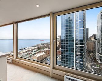 Modern escape with amazing views, pool/hot tub access, & sound system - Dogs OK - Seattle - Balcon