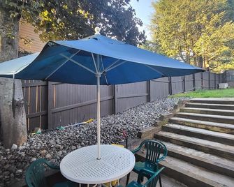 Private Pool Getaway - Owings Mills - Patio