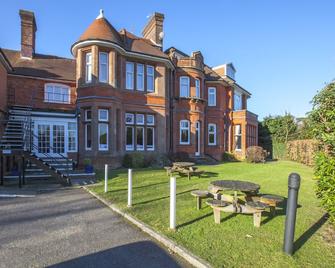 The Birch Hotel - Haywards Heath - Building