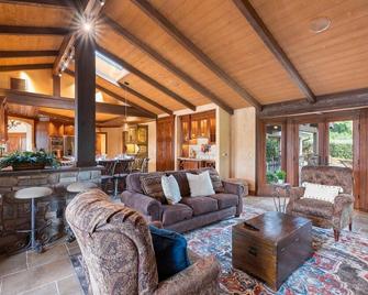 Time to Wine Down-Horse stables and trails - Bonsall - Living room