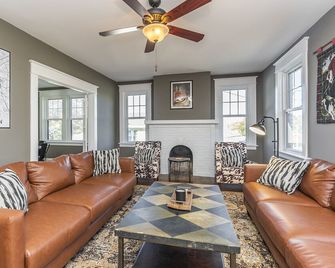 Bourbon n Horses themed 3B/2Ba home in beautiful Chevy Chase neighborhood! - Lexington - Living room