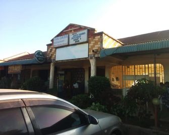 The Oasis Hotel - Makindu - Building