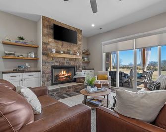 The Sanctuary at Tubbs Mountain - Travelers Rest - Living room