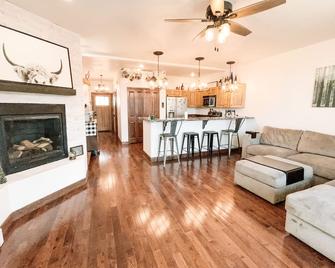 Modern Cozy Home At Powderhorn Mountain Resort With Amenities - Mesa - Sala de estar
