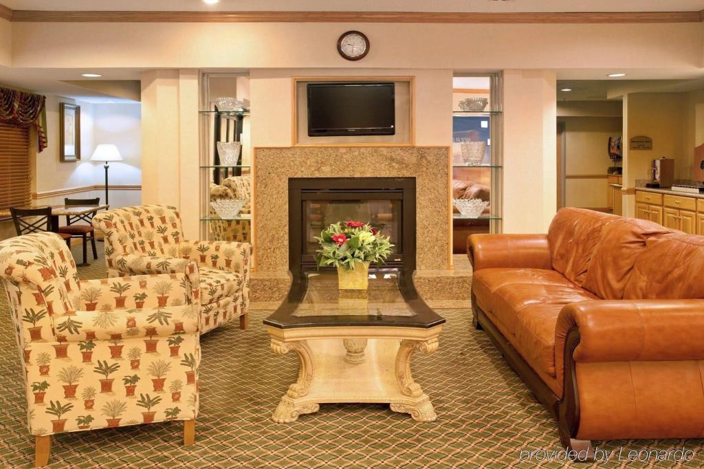 Holiday Inn Express & Suites Elkhart-South By IHG - Elkhart - Lounge