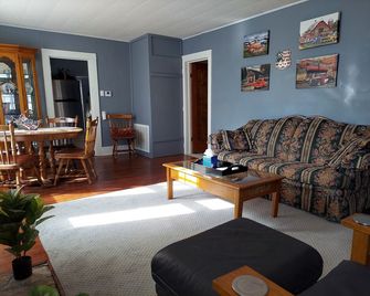 Renovated Bungalow with Cozy Gas Fireplace - Iola - Living room