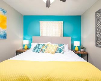 Near Hospital | King Beds | 3tv | Petsok | Parking - Pineville - Bedroom