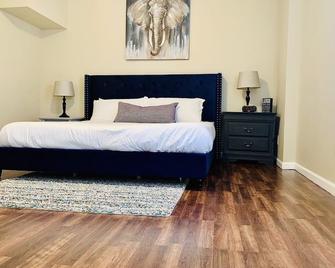 New King Bed Apartment In Suburbs Perfect Long Term Stay - Folcroft - Bedroom