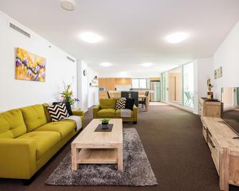 Lanai Riverside Apartments - Mackay - Living room