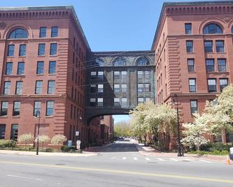 Lovely apartment 5 minutes to the subway to Boston & Cambridge. - Milton - Building