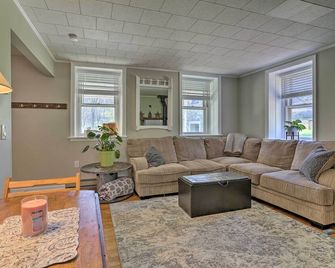 Patio and Fire Pit Idyllic Cottage in Hellertown! - Bethlehem - Living room