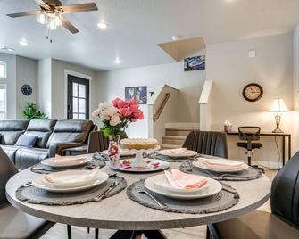 Cedar City Home Close to University and Downtown! - Cedar City - Dining room