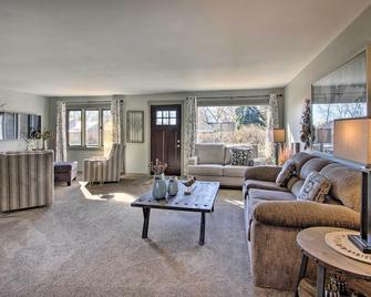 Cozy Choteau Home w/ Fire Pit, Grill, Yard! - Choteau - Sala de estar