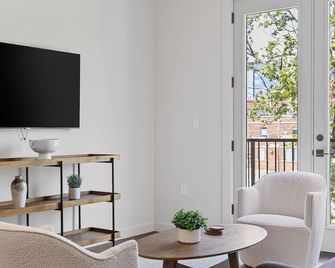 The Corbin 1205 - Cowtown Urban Oasis - Fort Worth - Living room