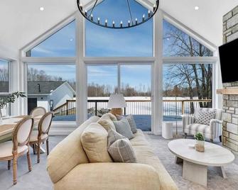 Gorgeous private retreat with hot tub - White Lake - Living room