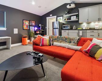 Spacious Family Retreat Media Room & Patio - Seattle - Living room