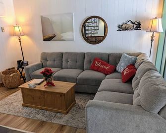 Cozy Pinecrest-Dodge Ridge Area Summer/Winter Fun Resort with King-Size Bed! - Pinecrest - Living room