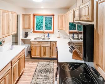 Cozy up in this private bungalow in the trees close to trailheads & shopping - Kodiak - Kitchen