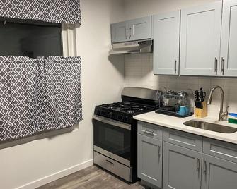 Amazing 2BR Apt in the Center of Brooklyn & 30 Minutes From Midtown Manhattan - Brooklyn - Kitchen