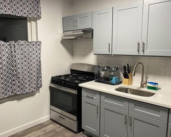 Amazing 2BR Apt in the Center of Brooklyn & 30 Minutes From Midtown Manhattan - Brooklyn - Kitchen