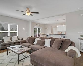 New! Spacious 4 BD Golf Getaway with Game Room! - Aberdeen - Вітальня
