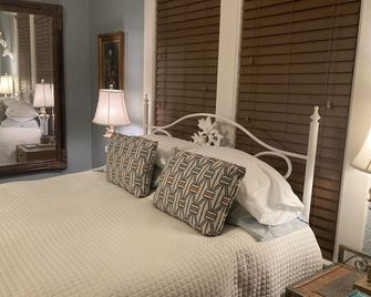 Pegasus Lair Upper Floor Midtown/Crosstown/Crosstown Concourse - Memphis - Bedroom