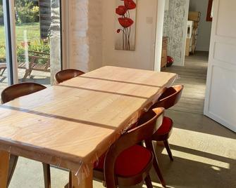 Single-storey house 100 m from the strikes - Courtils - Comedor