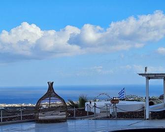 Thea Luxury Resort - פירה - חדר שינה