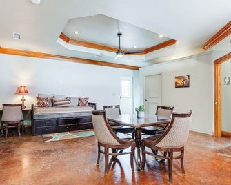 Fenced Yard Modern Barndominium In Amari - Amarillo - Dining room