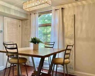 Chic Mosaic District 2BR/1BA Condo pet friendly near DC w/pool - Annandale - Dining room