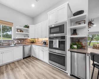Lakeside Lodge w/Saloon, Hot Tub, and Game Room - Gatesville - Keuken