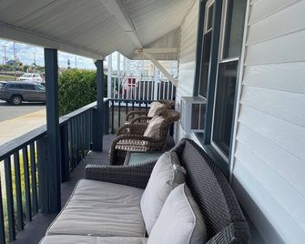 Ocean front! Fun for the whole family in this Lower Level 5 bedroom beach house - Bradley Beach - Балкон