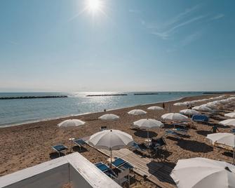 Natural Village Resort - Potenza Picena - Playa