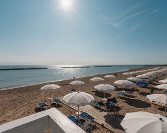 Natural Village Resort - Potenza Picena - Spiaggia