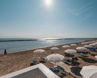 Natural Village Resort - Potenza Picena - Spiaggia